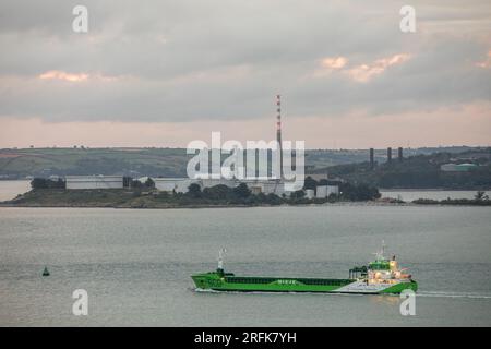 Port de Cork, Cork, Irlande. 03 août 2023. Le transporteur Eco Bulk Misje Vita qui utilise la technologie Hybred passe devant Whitegate sur son chemin pour décharger sa cargaison à passage, Co. Cork, Irlande. - Crédit : David Creedon / Alamy Live News Banque D'Images