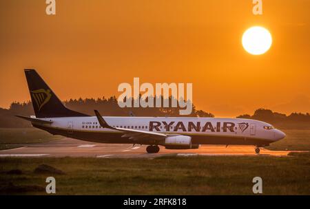 Aéroport de Cork, Cork, Irlande. 04 août 2023. Un Boeing 737 de Ryanair se prépare pour un départ à Lanzarote au lever du soleil depuis l'aéroport de Cork, en Irlande. - Crédit : David Creedon / Alamy Live News Banque D'Images