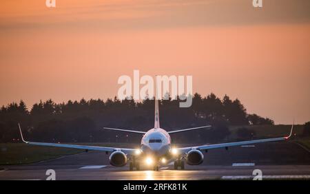 Aéroport de Cork, Cork, Irlande. 04 août 2023. Un Boeing 737 de Ryanair sur la piste à l'aube se préparant à partir de l'aéroport de Cork, Irlande pour Londres Stansted. - Crédit : David Creedon / Alamy Live News Banque D'Images