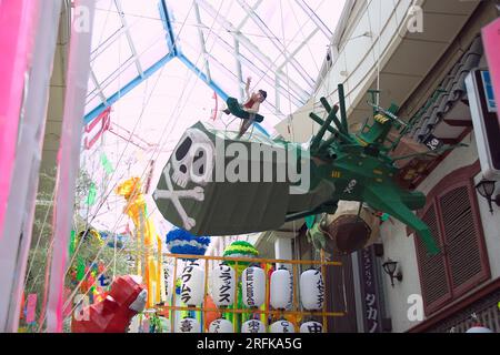 4 2023 août, Tokyo, Japon : Festival Asagaya Tanabata au Pearl Center Shopping Street. Le festival a été mis en place en 1954 par des commerçants cherchant à augmenter leur clientèle. Le festival est célèbre pour ses récréations en papier de personnages de dessins animés ainsi que pour les jeux traditionnels japonais et une grande diversité d'aliments. Crédit : Michael Steinebach/AFLO/Alamy Live News Banque D'Images