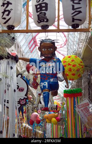 4 2023 août, Tokyo, Japon : Festival Asagaya Tanabata au Pearl Center Shopping Street. Le festival a été mis en place en 1954 par des commerçants cherchant à augmenter leur clientèle. Le festival est célèbre pour ses récréations en papier de personnages de dessins animés ainsi que pour les jeux traditionnels japonais et une grande diversité d'aliments. Crédit : Michael Steinebach/AFLO/Alamy Live News Banque D'Images