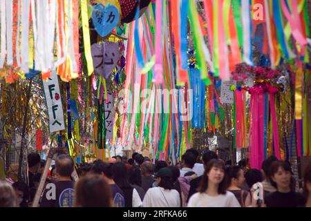 4 2023 août, Tokyo, Japon : Festival Asagaya Tanabata au Pearl Center Shopping Street. Le festival a été mis en place en 1954 par des commerçants cherchant à augmenter leur clientèle. Le festival est célèbre pour ses récréations en papier de personnages de dessins animés ainsi que pour les jeux traditionnels japonais et une grande diversité d'aliments. Crédit : Michael Steinebach/AFLO/Alamy Live News Banque D'Images