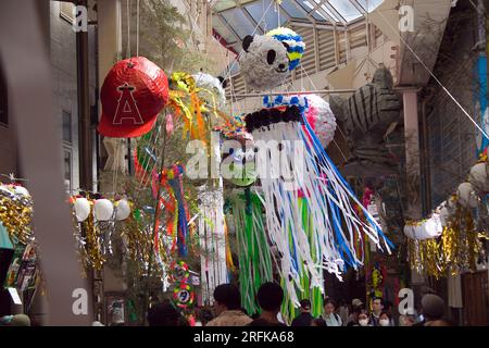 4 2023 août, Tokyo, Japon : Festival Asagaya Tanabata au Pearl Center Shopping Street. Le festival a été mis en place en 1954 par des commerçants cherchant à augmenter leur clientèle. Le festival est célèbre pour ses récréations en papier de personnages de dessins animés ainsi que pour les jeux traditionnels japonais et une grande diversité d'aliments. Crédit : Michael Steinebach/AFLO/Alamy Live News Banque D'Images