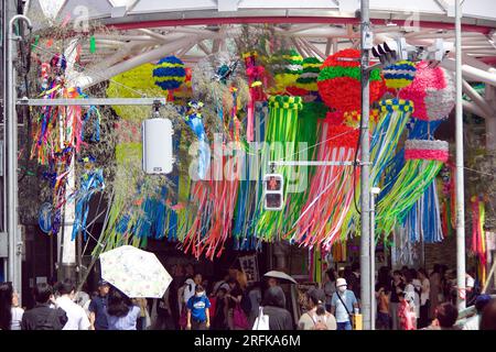 4 2023 août, Tokyo, Japon : Festival Asagaya Tanabata au Pearl Center Shopping Street. Le festival a été mis en place en 1954 par des commerçants cherchant à augmenter leur clientèle. Le festival est célèbre pour ses récréations en papier de personnages de dessins animés ainsi que pour les jeux traditionnels japonais et une grande diversité d'aliments. Crédit : Michael Steinebach/AFLO/Alamy Live News Banque D'Images