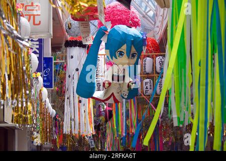 4 2023 août, Tokyo, Japon : Festival Asagaya Tanabata au Pearl Center Shopping Street. Le festival a été mis en place en 1954 par des commerçants cherchant à augmenter leur clientèle. Le festival est célèbre pour ses récréations en papier de personnages de dessins animés ainsi que pour les jeux traditionnels japonais et une grande diversité d'aliments. Crédit : Michael Steinebach/AFLO/Alamy Live News Banque D'Images