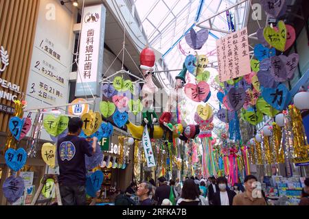 4 2023 août, Tokyo, Japon : Festival Asagaya Tanabata au Pearl Center Shopping Street. Le festival a été mis en place en 1954 par des commerçants cherchant à augmenter leur clientèle. Le festival est célèbre pour ses récréations en papier de personnages de dessins animés ainsi que pour les jeux traditionnels japonais et une grande diversité d'aliments. Crédit : Michael Steinebach/AFLO/Alamy Live News Banque D'Images