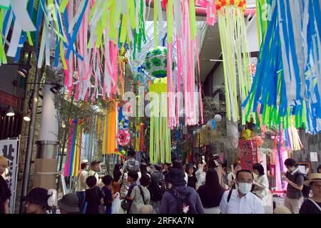 4 2023 août, Tokyo, Japon : Festival Asagaya Tanabata au Pearl Center Shopping Street. Le festival a été mis en place en 1954 par des commerçants cherchant à augmenter leur clientèle. Le festival est célèbre pour ses récréations en papier de personnages de dessins animés ainsi que pour les jeux traditionnels japonais et une grande diversité d'aliments. Crédit : Michael Steinebach/AFLO/Alamy Live News Banque D'Images