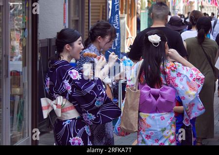 4 2023 août, Tokyo, Japon : Festival Asagaya Tanabata au Pearl Center Shopping Street. Le festival a été mis en place en 1954 par des commerçants cherchant à augmenter leur clientèle. Le festival est célèbre pour ses récréations en papier de personnages de dessins animés ainsi que pour les jeux traditionnels japonais et une grande diversité d'aliments. Crédit : Michael Steinebach/AFLO/Alamy Live News Banque D'Images