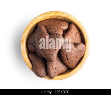 Biscuits en forme de coeur dans un bol isolé sur le fond blanc. Banque D'Images