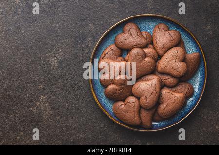 Biscuits en forme de coeur sur l'assiette. Vue de dessus. Banque D'Images