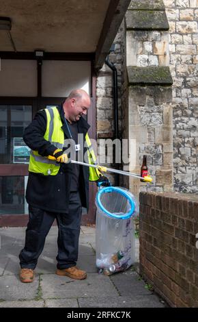 Un superviseur Community Payback nettoyage et nettoyage à Harrow Greater London Banque D'Images