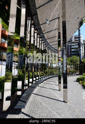 Vue dans et autour du développement Gasholder, Kings Cross, Londres. Sur le Regent's Canal. Banque D'Images