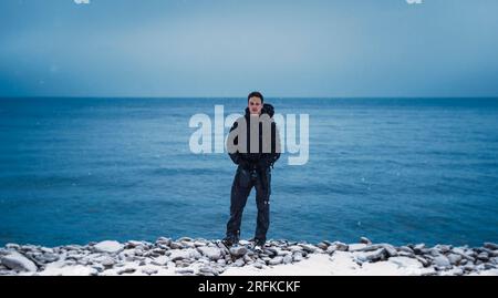Portrait d'un Backpacker devant un grand plan d'eau Banque D'Images
