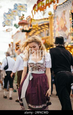 Jeune femme blonde à Oktoberfest portant dirndl Banque D'Images