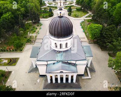 Vue aérienne par drone de la cathédrale de Chisinau, Moldavie. Central Park, clocher, beaucoup de verdure autour Banque D'Images