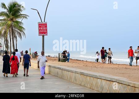 Pondichéry, Inde - 15 juillet 2023 : Promenade Beach, le tronçon populaire de front de mer dans la ville de Puducherry, en Inde. Banque D'Images