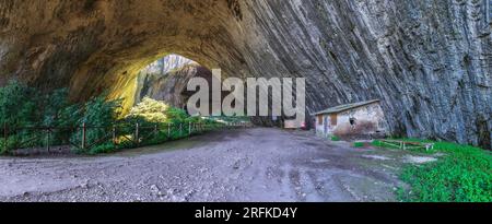 Grotte Devetashka en Bulgarie Banque D'Images