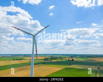 Vue aérienne d'un puissant parc éolien pour la production d'énergie Banque D'Images