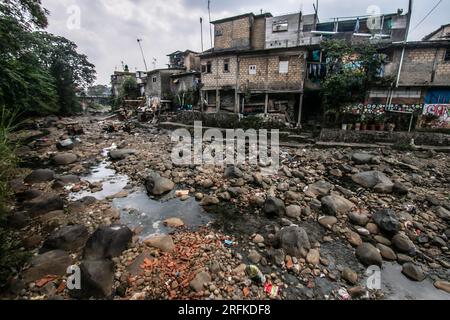 Apparition du socle rocheux de la rivière Ciliwung à Bogor, Java occidental, Indonésie, où l'eau s'est retirée et s'est asséchée le 03 août 2023 Banque D'Images