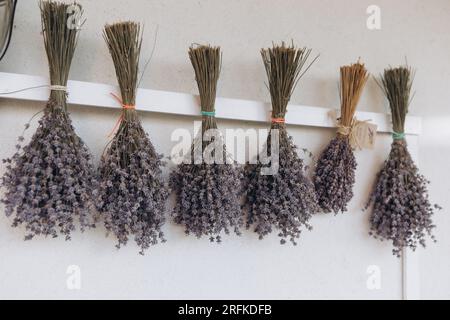 les bouquets de lavande sont séchés sur mur en été avant d’être vendus Banque D'Images