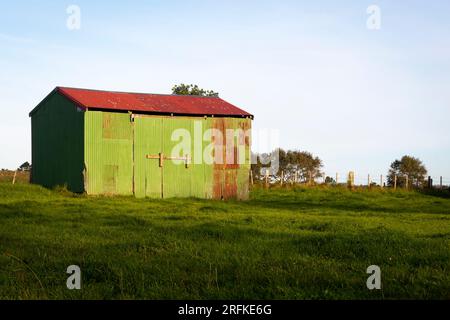 Grange verte avec toit rouge, Taranaki, Île du Nord, Nouvelle-Zélande Banque D'Images