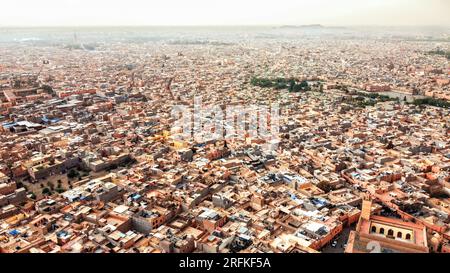 Vue aérienne drone de Marrakech, Maroc. Vue de plusieurs vieux bâtiments résidentiels fabriqués dans le style national Banque D'Images