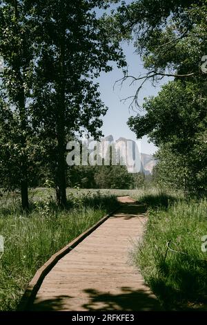 Passerelle en bois dans Yosemite Valley Californie Banque D'Images