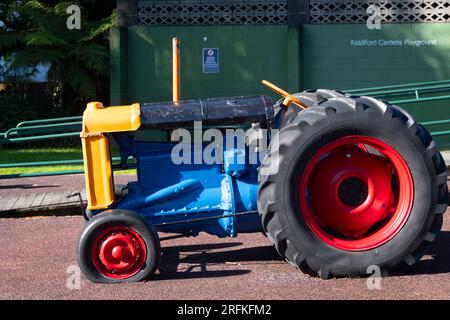 Tracteur coloré dans le terrain de jeu, Hutt City, Lower Hutt, Wellington, Île du Nord, nouvelle-Zélande Banque D'Images