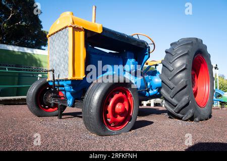 Tracteur coloré dans le terrain de jeu, Hutt City, Lower Hutt, Wellington, Île du Nord, nouvelle-Zélande Banque D'Images