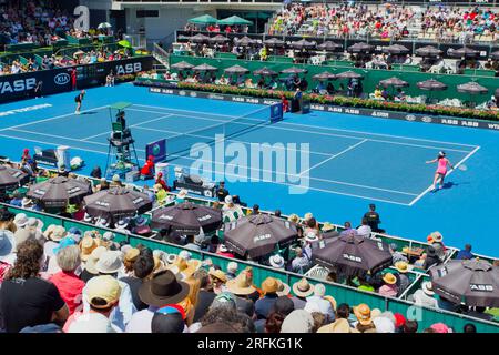 Une vue d'ensemble du centre de tennis ASB à Auckland alors qu'Aravane Rezai, France, joue contre Shuai Peng, Chine à l'ASB Classic Women's tennis Tou Banque D'Images