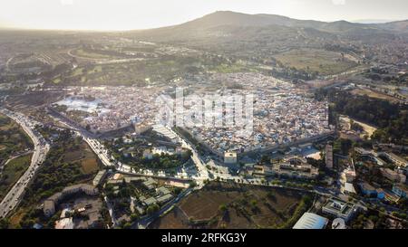 Vue aérienne drone de Fès au coucher du soleil, Maroc. Plusieurs bâtiments résidentiels faits dans le style national, verdure Banque D'Images