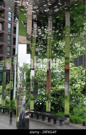 Situé dans la structure d'un ancien porte-gaz, ce parc circulaire avec panneaux en miroir et plantation intelligente crée des images abstraites de lumière et de feuillage Banque D'Images