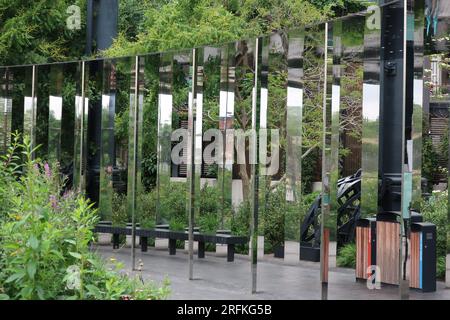 Situé dans la structure d'un ancien porte-gaz, ce parc circulaire avec panneaux en miroir et plantation intelligente crée des images abstraites de lumière et de feuillage Banque D'Images