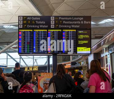 Informations sur les départs des vols panneau d'affichage électrique, aéroport de Londres Stansted, Essex, Angleterre, Royaume-Uni Banque D'Images