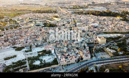 Vue aérienne drone de Fès au coucher du soleil, Maroc. Plusieurs bâtiments résidentiels fabriqués dans un style national Banque D'Images