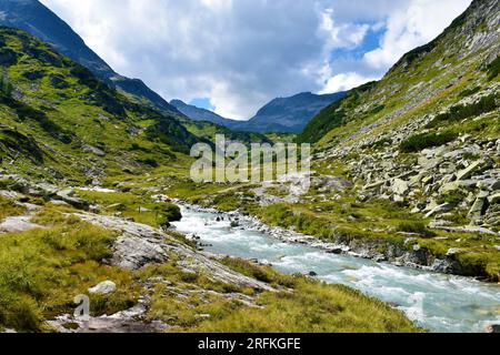 Ruisseau Kleinelendbach coulant d'une vallée alpine dans le Haut Tauern et le sommet de Jagerkogel en Carinthie Autriche Banque D'Images