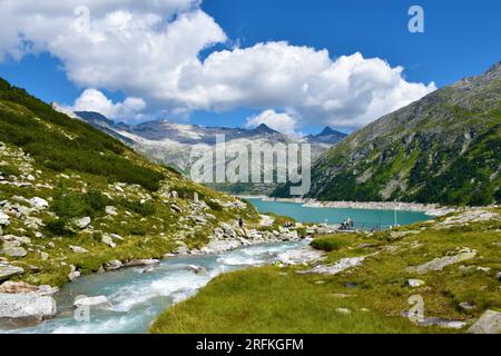 Vue d'un courant d'eau s'écoulant vers le lac d'accumulation Kölnbreinspeicher dans les montagnes du Haut Tauern, Carinthie, Autriche Banque D'Images