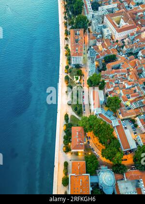 Drone aérien vue verticale de Zadar en soirée, Croatie. Ville historique avec de vieux bâtiments, des rues étroites et la côte de la mer Adriatique Banque D'Images