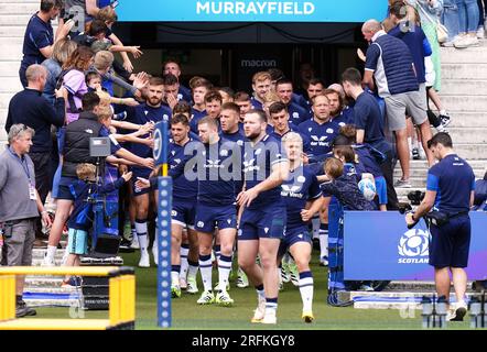 Les joueurs écossais se rendent sur le terrain pour une course par équipe au Scottish Gas Murrayfield Stadium, à Édimbourg. Date de la photo : Vendredi 4 août 2023. Banque D'Images