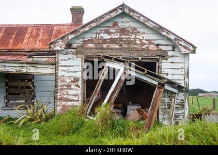 Maison abandonnée, Taranaki, Île du Nord, Nouvelle-Zélande Banque D'Images
