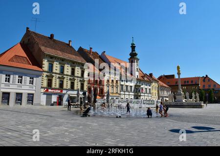 Maribor, Slovénie - juillet 31 2022 : place principale et colonne de peste dans la ville de Maribor à Stajerska, Slovénie Banque D'Images