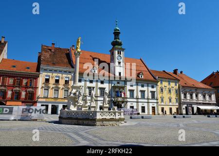 Maribor, Slovénie - juillet 31 2022 : Hôtel de ville et colonne de peste dans le squat principal de la ville de Maribor à Stajerska, Slovénie Banque D'Images