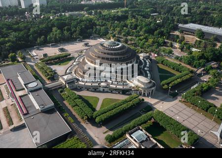 Wroclaw, Pologne : vue aérienne de la salle du Centenaire (polonais : Hala Stulecia) construite selon les plans de l'architecte Max Berg en 1913 Banque D'Images