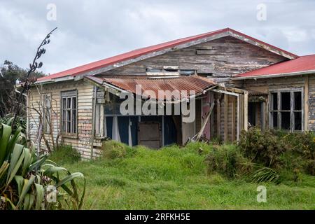 Maison abandonnée, Cap Egmont, Taranaki, Île du Nord, Nouvelle-Zélande Banque D'Images