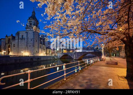 Vue sur la rivière Nervion, l'église San Anton et le pont San Anton la nuit, Bilbao, Bizkaia, pays Basque, Euskadi, Euskal Herria, Espagne, Europe. Banque D'Images