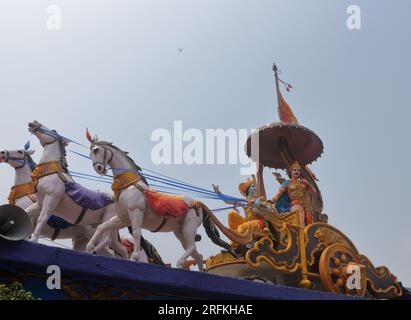 Une sculpture magnifiquement colorée montrant Shri Krishna comme un char prêchant à Arjuna pendant la guerre du Mahabharata. Différents angles et mise au point. Banque D'Images