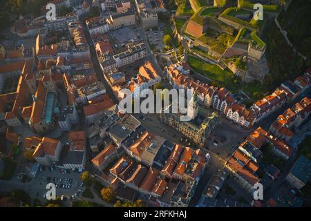 Klodzko, Pologne : vue aérienne de la ville historique de Klodzko dans le sud-ouest de la Pologne, dans la région de Basse-Silésie Banque D'Images