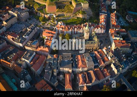 Klodzko, Pologne : vue aérienne de la ville historique de Klodzko dans le sud-ouest de la Pologne, dans la région de Basse-Silésie Banque D'Images