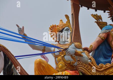 Une sculpture magnifiquement colorée montrant Shri Krishna comme un char prêchant à Arjuna pendant la guerre du Mahabharata. Différents angles et mise au point. Banque D'Images