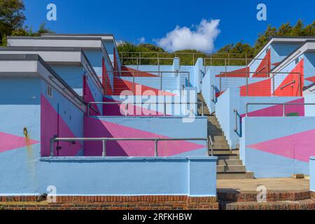 Les vestiaires des nageurs sur le front de mer à Folkestone ont été transformés en couleurs par l'artiste Rana Begum pour Folkestone Triennial 2021. Banque D'Images